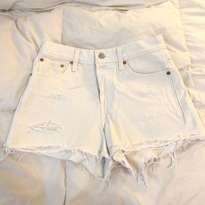 White Levi’s shorts